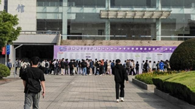 上海秋招早早启动，2025届毕业生总量预计24.6万人，本科升、专科降