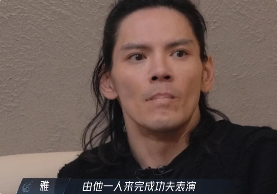 向佐掌掴李小龙模仿者，引发“功夫传人”争议