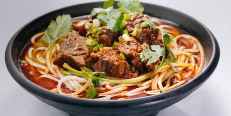 花溪牛肉粉：黔味交织的舌尖恋曲，岁月沉淀的风味瑰宝