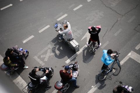 电动车闯黄灯出车祸了怎么判定