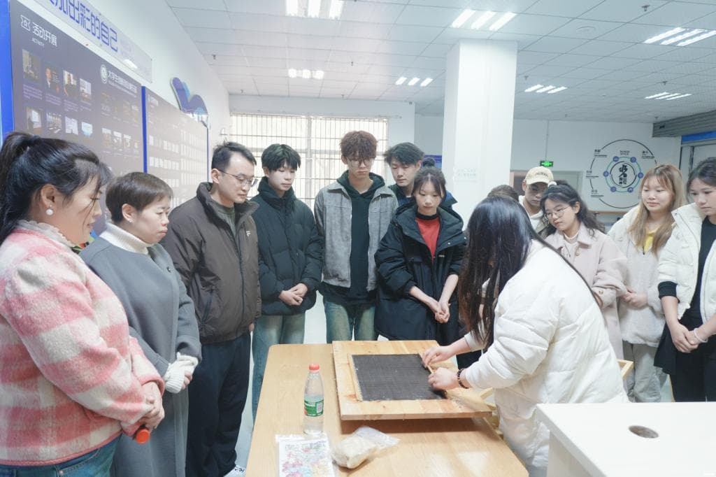 非遗文化进校园，师生共探古法造纸千年技艺