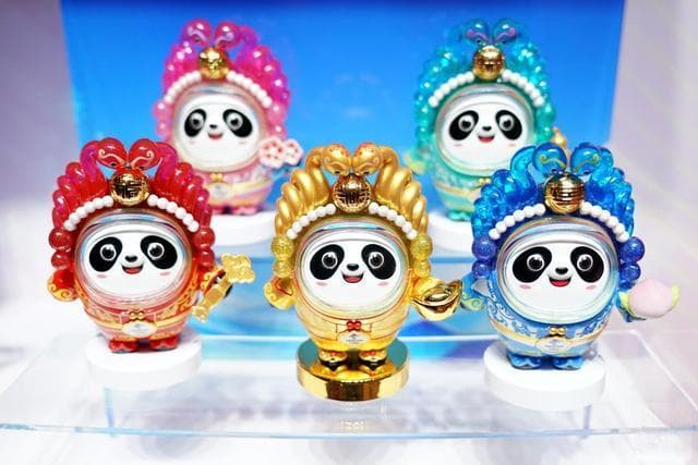 冰墩墩再掀热潮：从“蛇墩墩”抢购看文化IP的持续影响力