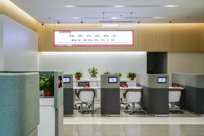 银行业招人风向变了，国有四大行春招缩编，有上市银行80万年薪挖AI人才