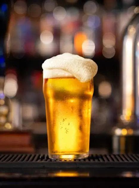 米酒和啤酒哪个劲更大？酒精度与个人因素共同决定