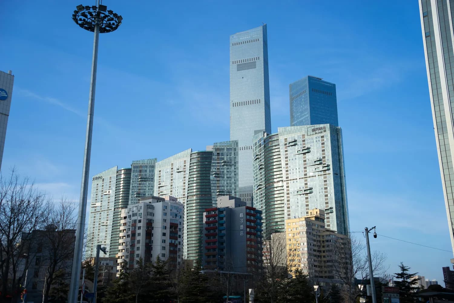 北京朝阳站地铁3号线开通，楼市新政助力房价上涨