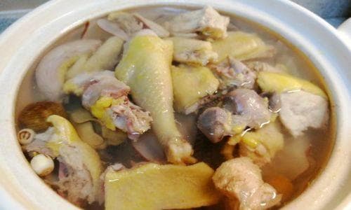 椰子煲乌鸡汤的做法（健康美味的家常菜谱）