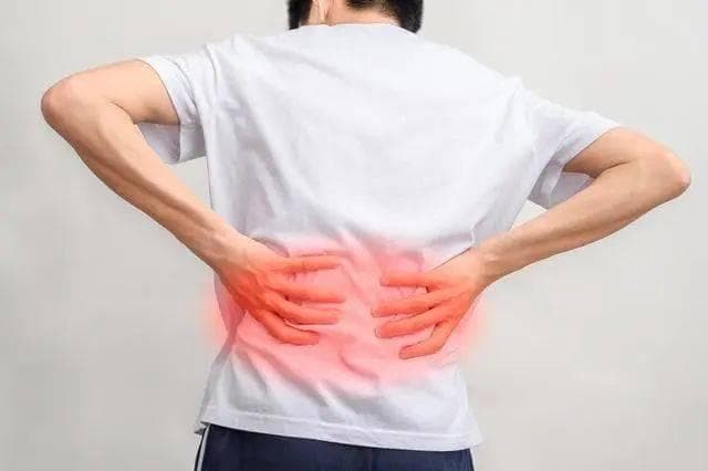 站、坐、躺，哪种姿势最伤腰？日常简单做好2事，保护腰椎！