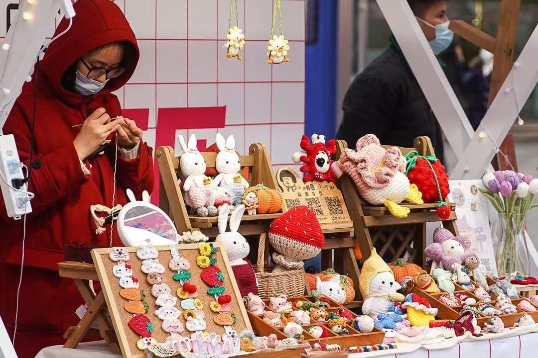 地摊热盛行年轻人在烟火中探寻自我