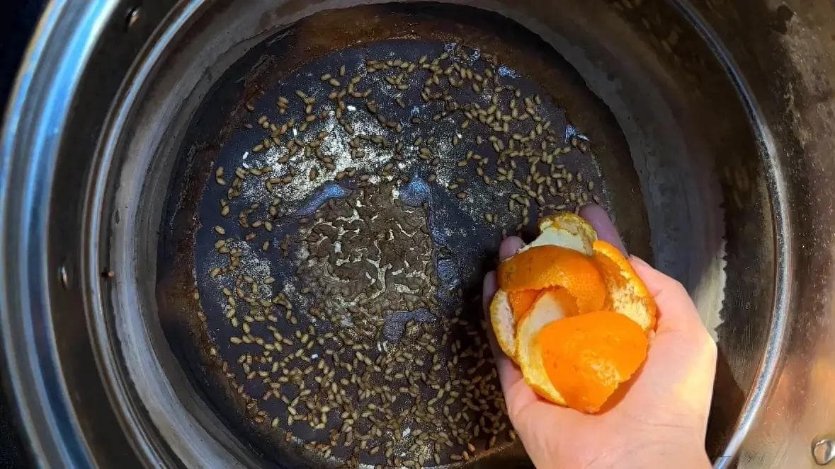 煮糊了的锅怎么清洗干净（锅烧糊了怎么办？教你小妙招）