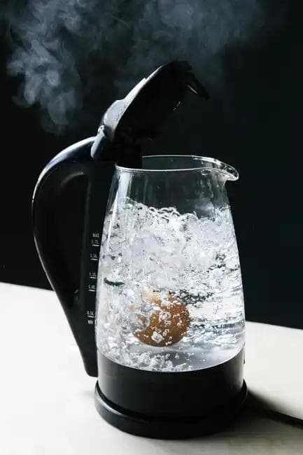 这些家庭常备物可以帮助你清洁热水壶和电热水瓶中的水垢！