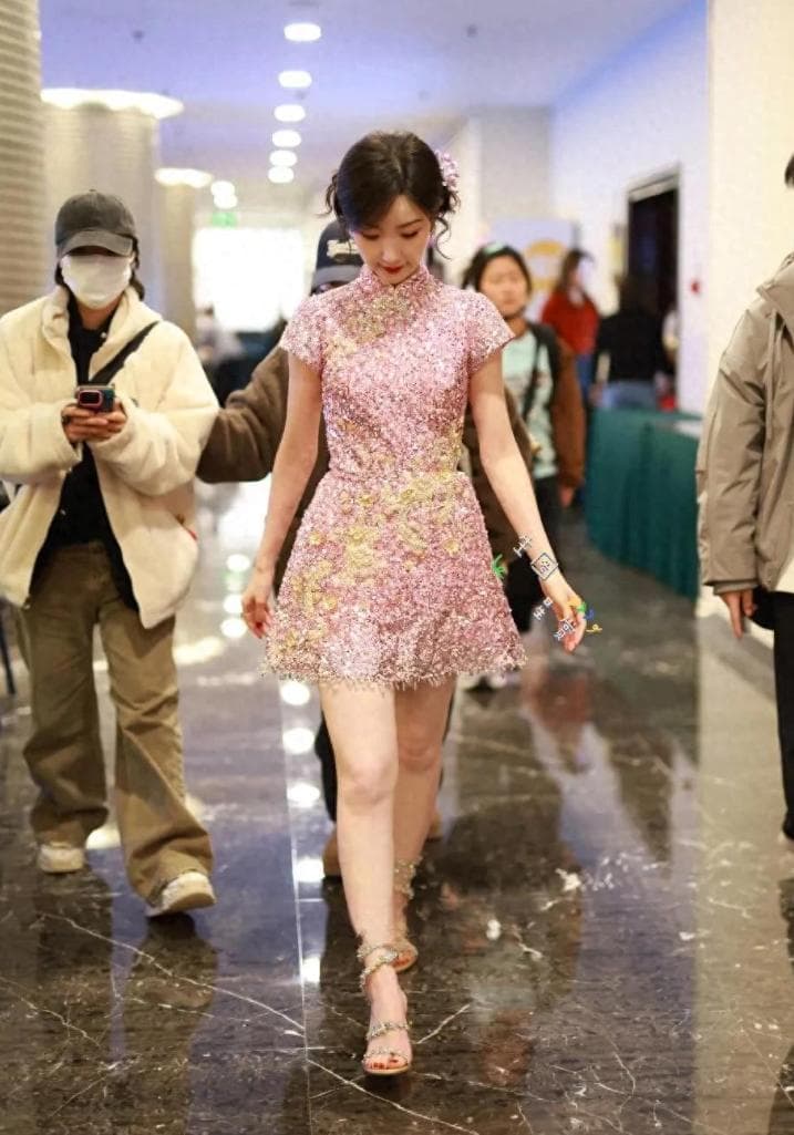 毛晓彤春晚带状彩排，粉色碎钻中式穿搭美丽动人，陈翔要后悔了！