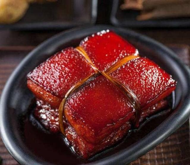 东坡肉：杭州起源的争议与各地流派特色