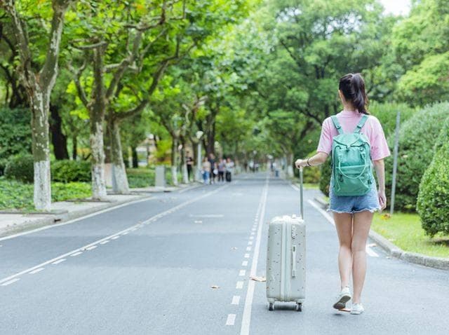 进电子厂一个月能挣多少钱？正式工挣得多还是小时工多？