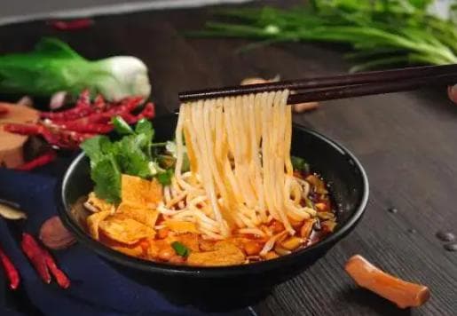 螺蛳粉的热量真相：每100克仅含100大卡