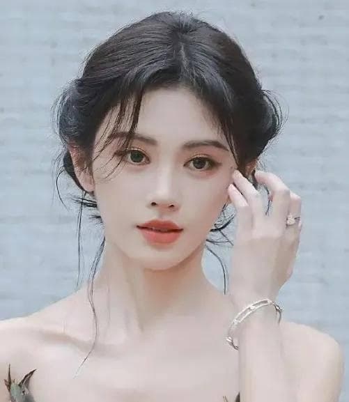 鞠婧祎同款鹅蛋脸妆容教程：从底妆到发型的完整指南
