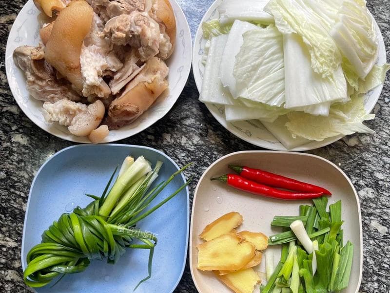 砂锅青大蒜白菜猪蹄煲