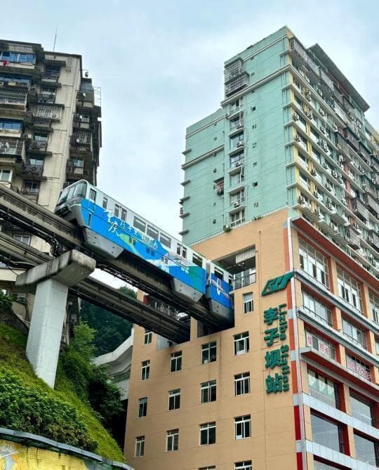 重庆二号线网红打卡点全攻略：从轻轨穿楼到洪崖洞，带你游遍山城美景