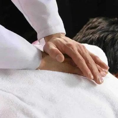肩痛反复不能根治、活动受限？三招帮你快速缓解肩颈疼痛。