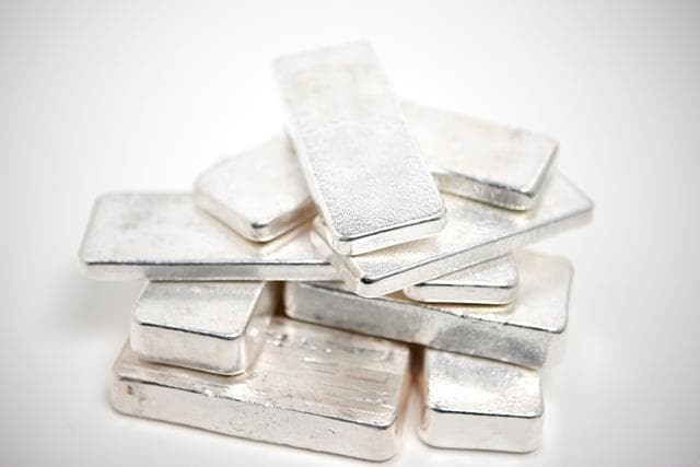 为何在全球银矿产量连降、供应趋紧的情况下，白银价格仍持续下跌