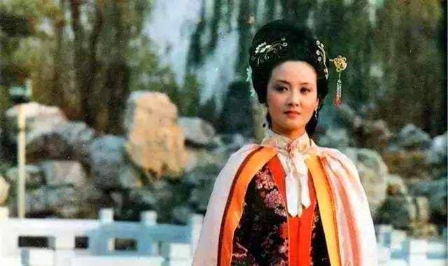 红楼梦：看看王熙凤平时的夸人水平，很是高级，赶紧来学个两招