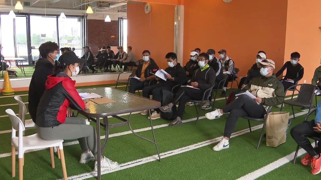 水上运动掀热潮，专业桨板教练员成更多人的职业选择