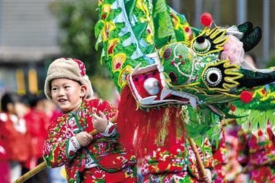 传统踩街遇“村晚”直播，新春乡村文化活动展现新活力