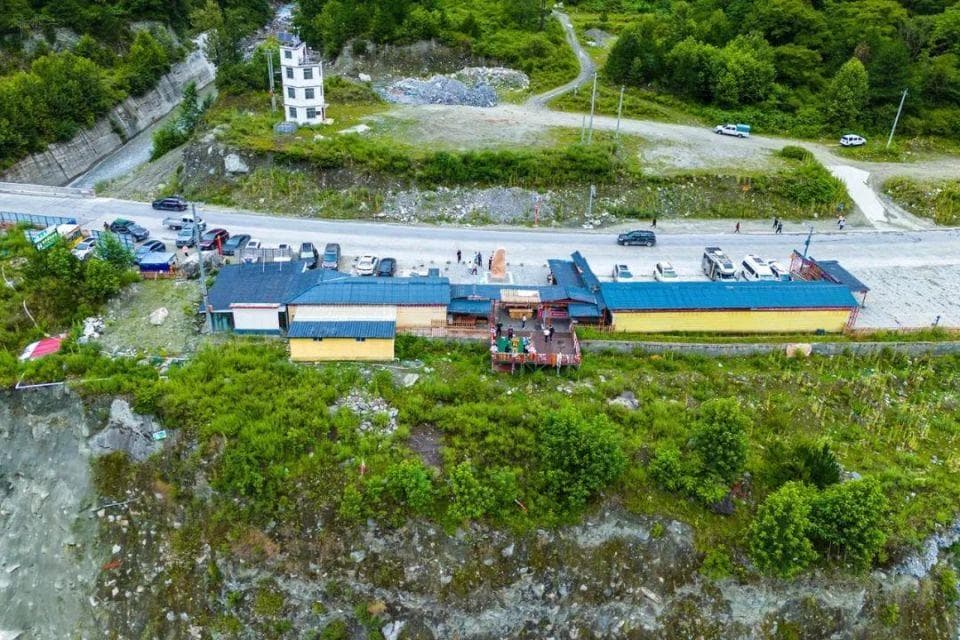 雨中的318国道4000公里处，因为云雾缭绕，反倒难见雪山了