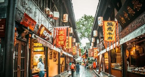 美食与古城的完美邂逅：中国5大必游古镇——味觉和视觉的双重盛宴