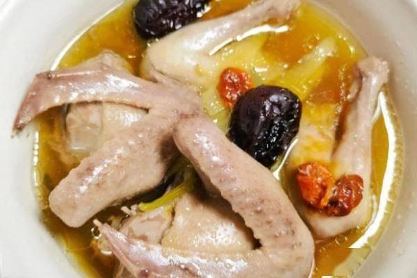 清蒸鸽子，一道传统而经典的美食，以其鲜美的口感征服了无数食客