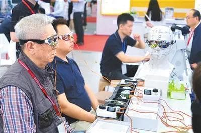 中国智慧健康养老产业加快发展 科技赋能银发经济
