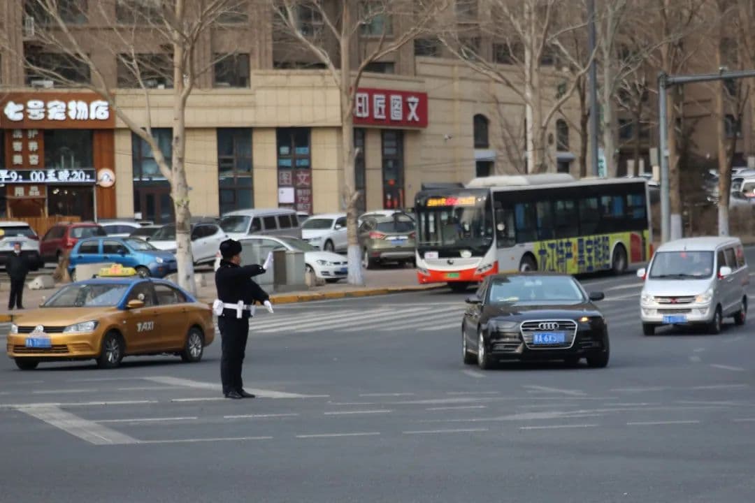完善勤务部署、整治交通违法、优化交通设施｜冰城交警全面提升校园周边交通秩序