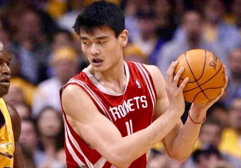 8年NBA生涯，姚明合计领走多少薪资？球迷：怪不得他会被退役球衣