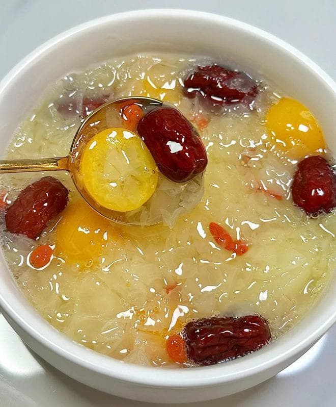 金桔银耳雪梨汤：秋冬养生佳品，清甜开胃又润肺