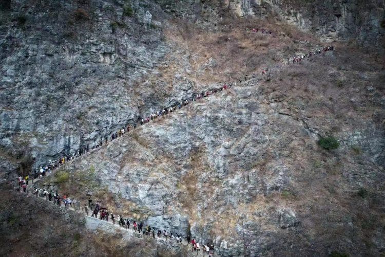 四川雅安古路村爆火：悬崖栈道成网红打卡地，村支书详解背后故事