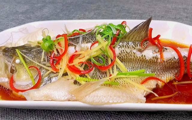 清蒸鱼：直接撒盐就“废”了！牢记“4忌5窍门”，鱼肉鲜嫩还不腥