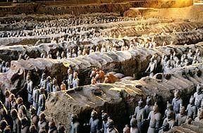 秦始皇陵建筑坐西向东！这样的目的是什么？这种葬法与什么有关？