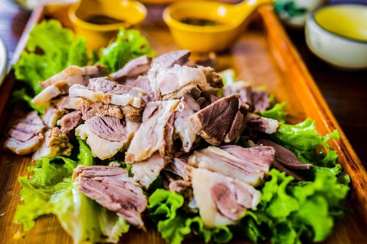 手抓羊肉：西北传统美食的烹饪秘诀与味蕾盛宴！