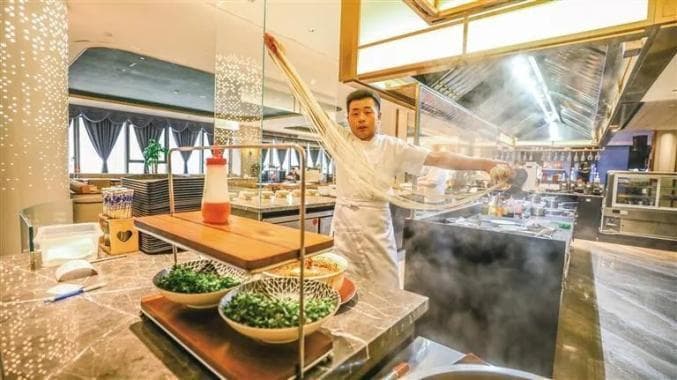 一碗面里的兰州故事：从街头小吃到城市文化符号