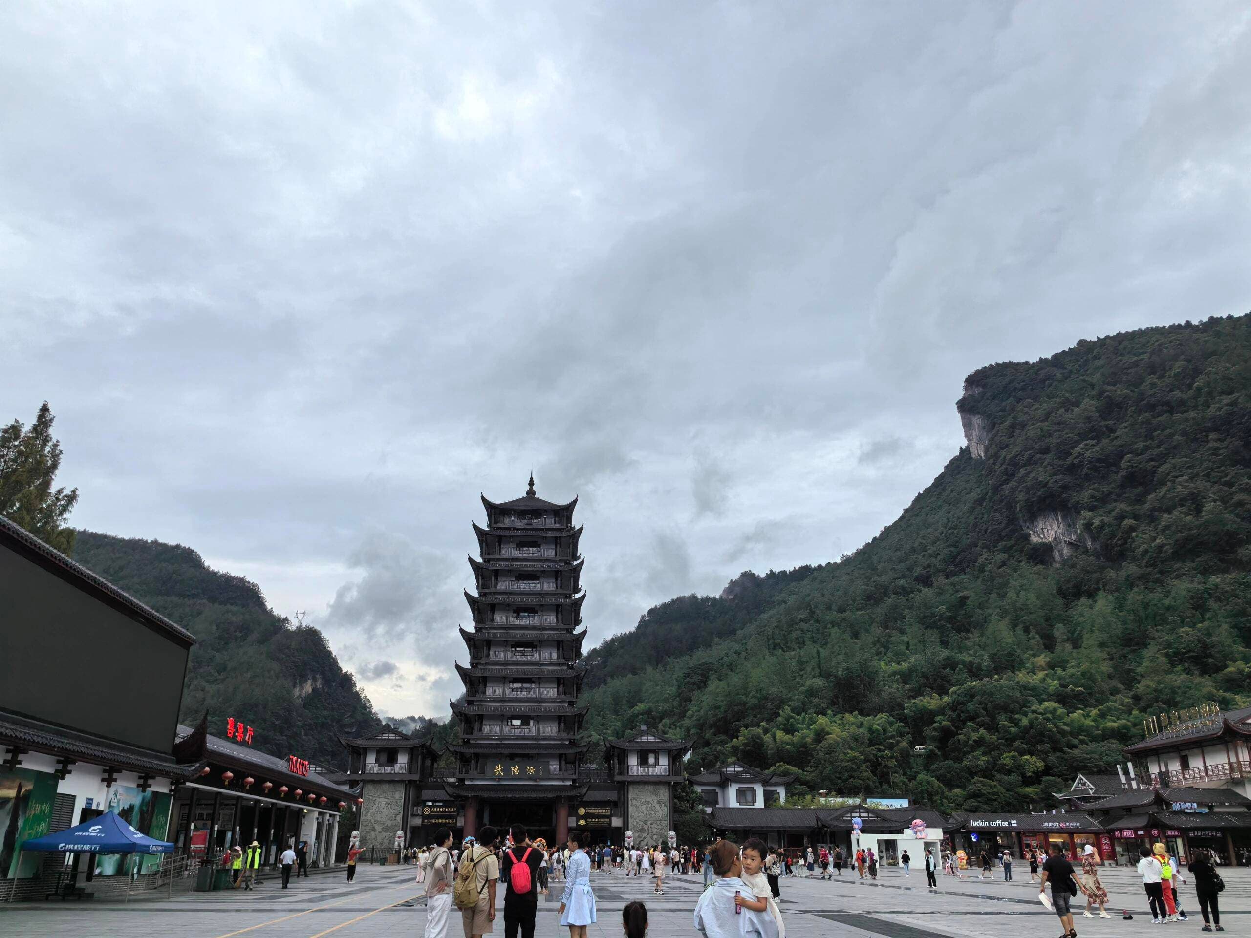 张家界五日游攻略：五天四晚家庭游精品路线，性价比与美景并存