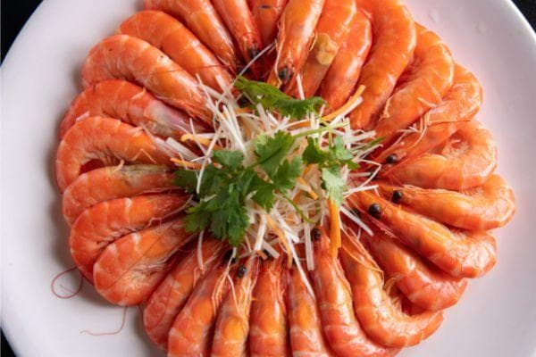 清蒸大虾，以其鲜嫩多汁、口感细腻的特点，深受食客们的喜爱