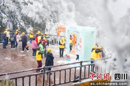 旺苍米仓山现极美雾凇 引来贵州千人银发旅行团