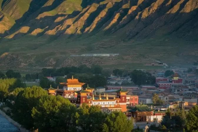 拉卜楞寺：藏传佛教圣地的建筑与节庆