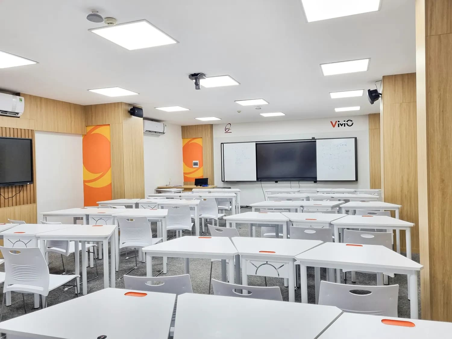 鸿合科技亮相教装展：AI未来教室解决方案大放异彩