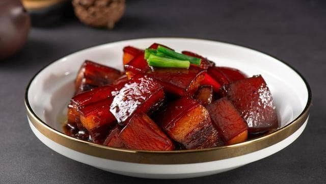 红烧肉：中华传统美食的极致诱惑与文化传承