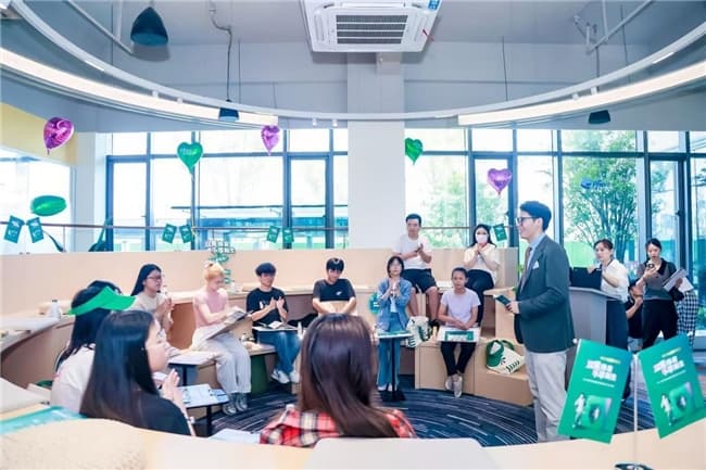 "长不出的头发，藏不住的秘密”--容易秃头的青春期里不能缺了这节斑秃健康课