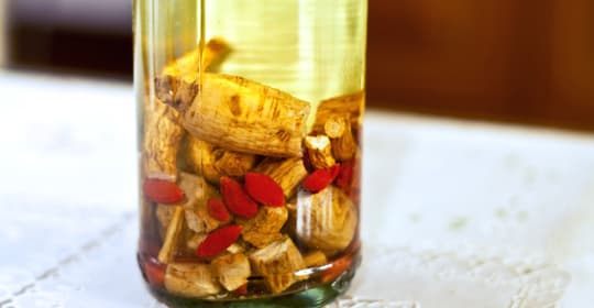 药酒：功效、营养价值、禁忌、正确食用方式