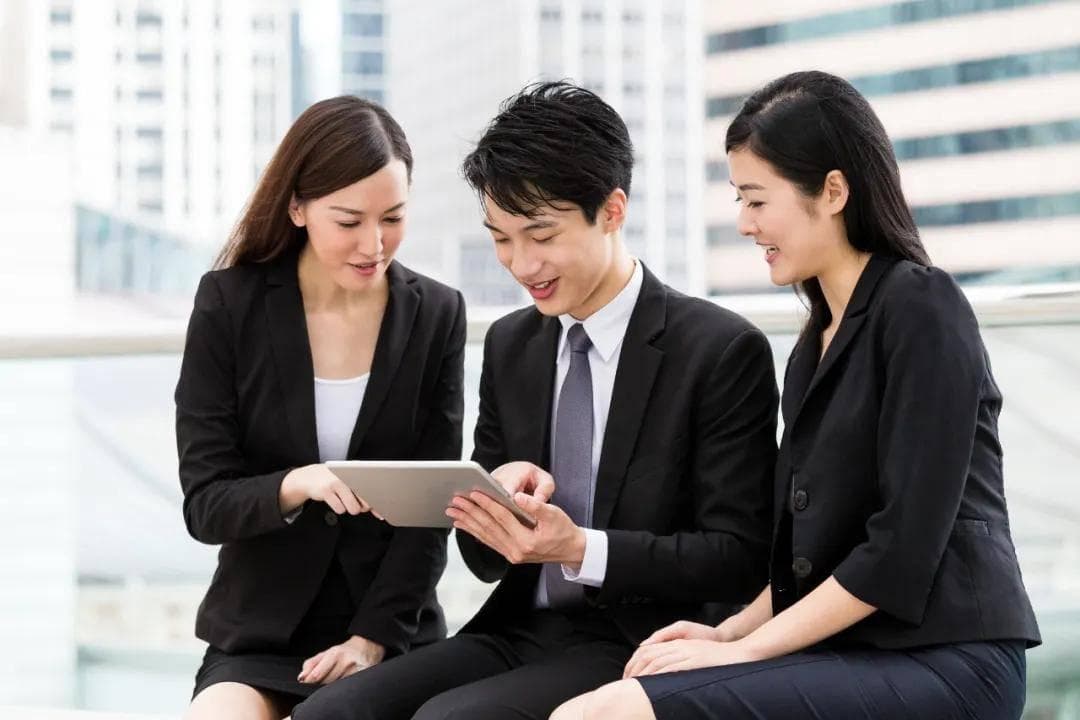 如何通过志愿者活动培养年轻人的社会责任感，引导他们成为社会的积极力量？
