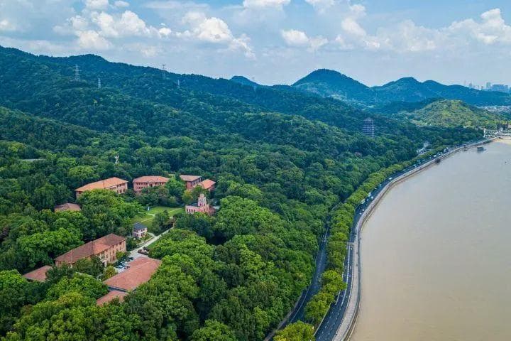 西湖边有座以月亮为名的山，与六和塔相依千年