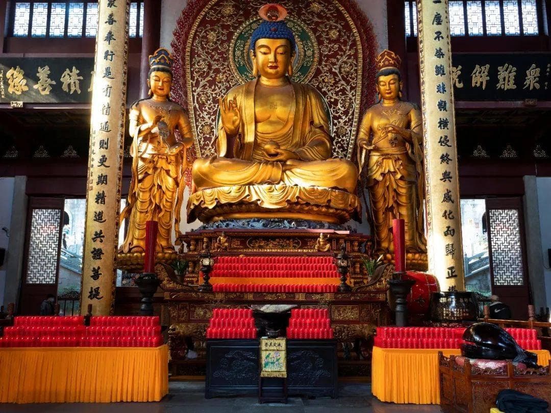 参访寺院：为什么在佛前供灯？