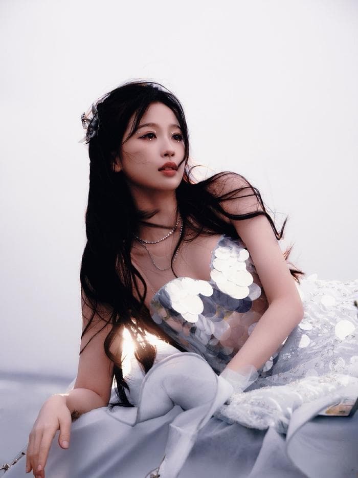 虞书欣：舞台上的百变女王，时尚界的新生代icon